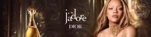 Werbebanner für das Parfum J'adore von Dior. Links im Bild steht der elegante goldene Flakon vor einem opulenten, gold verzierten Hintergrund. Rechts posiert ein Model (Rihanna) mit langen Haaren und goldfarbenem Halsaccessoire in luxuriöser Umgebung.